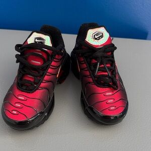 Nike Kids Black and Red Sneakers